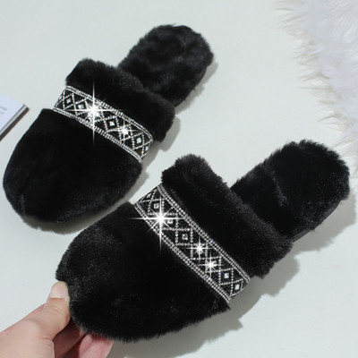 Papuci de puf pentru femei cu un element - pietre în alb și negru