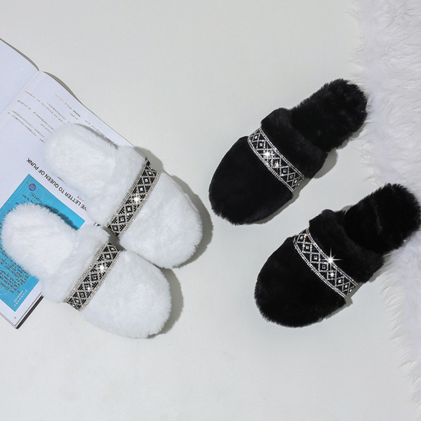 Papuci de puf pentru femei cu un element - pietre în alb și negru