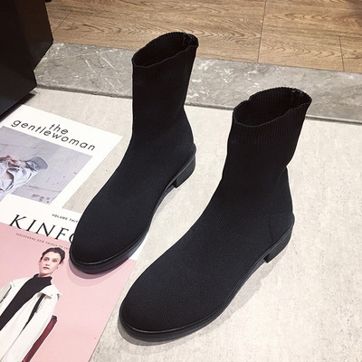 Modern női csizma lekerekített mintával és színes hímzéssel - két modell