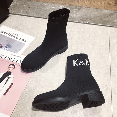 Modern női csizma lekerekített mintával és színes hímzéssel - két modell