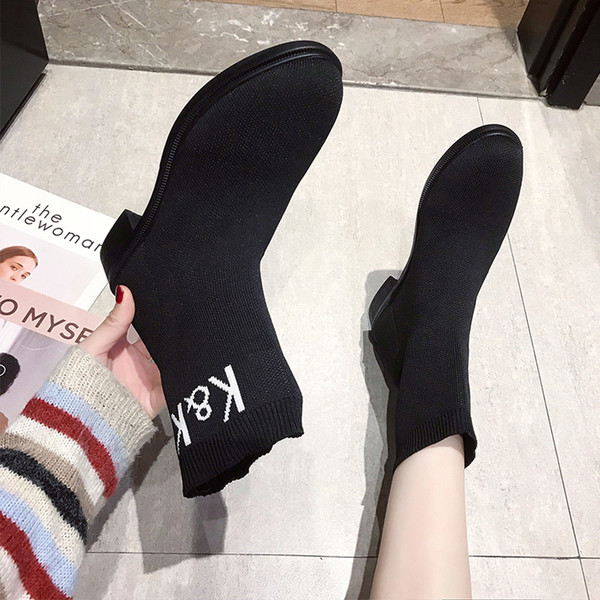 Modern női csizma lekerekített mintával és színes hímzéssel - két modell