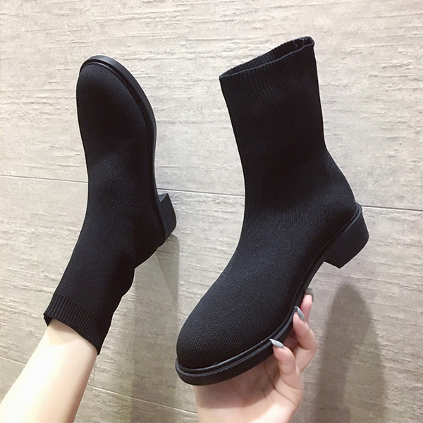 Modern női csizma lekerekített mintával és színes hímzéssel - két modell