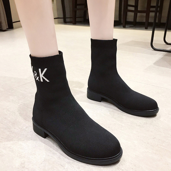 Modern női csizma lekerekített mintával és színes hímzéssel - két modell