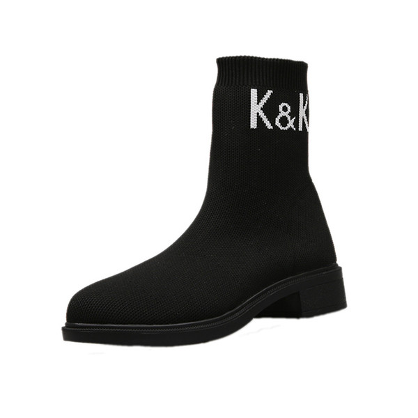 Modern női csizma lekerekített mintával és színes hímzéssel - két modell