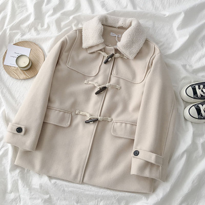 Női alkalmi kabát puha gallérral és fehér és fekete zsebekkel