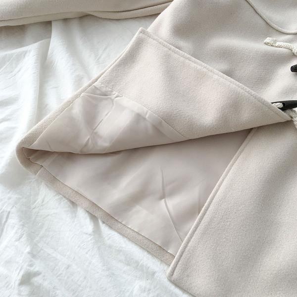 Női alkalmi kabát puha gallérral és fehér és fekete zsebekkel