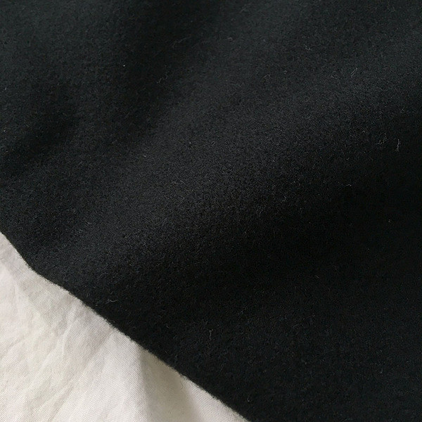 Női alkalmi kabát puha gallérral és fehér és fekete zsebekkel