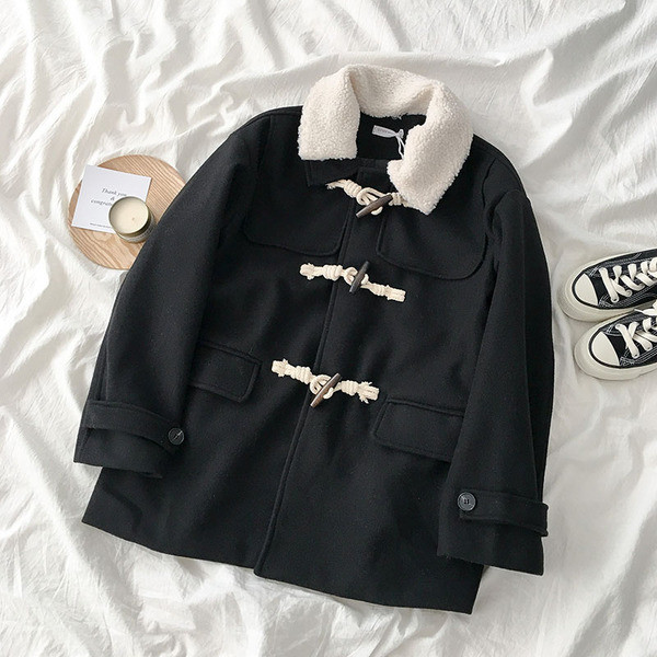 Női alkalmi kabát puha gallérral és fehér és fekete zsebekkel