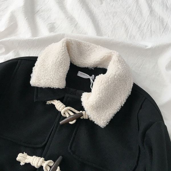 Női alkalmi kabát puha gallérral és fehér és fekete zsebekkel