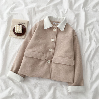 Ежедневно дамско късо палто в бежов и син цвят с копчета