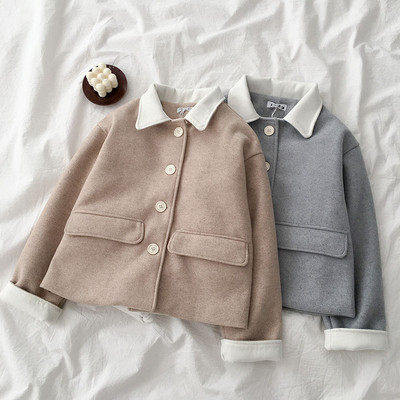 Ежедневно дамско късо палто в бежов и син цвят с копчета