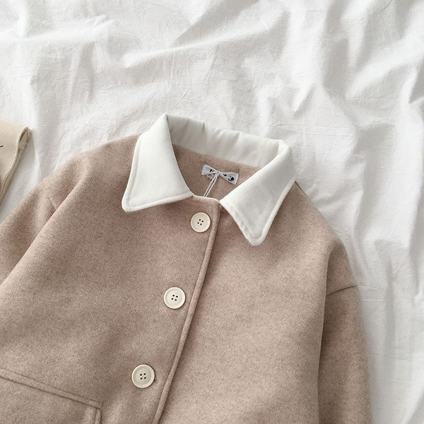 Ежедневно дамско късо палто в бежов и син цвят с копчета