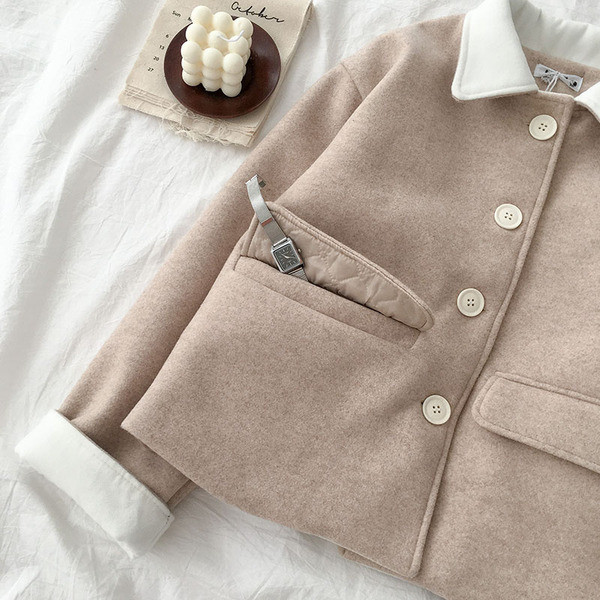 Ежедневно дамско късо палто в бежов и син цвят с копчета