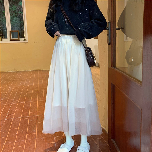 Fusta cu croiala lunga in alb si negru cu tul