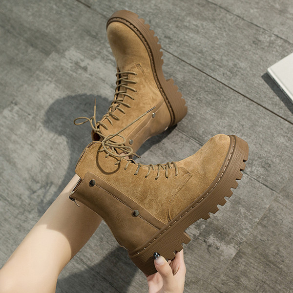 Casual γυναικείες χειμωνιάτικες μπότες σε μαύρο και μπεζ χρώμα