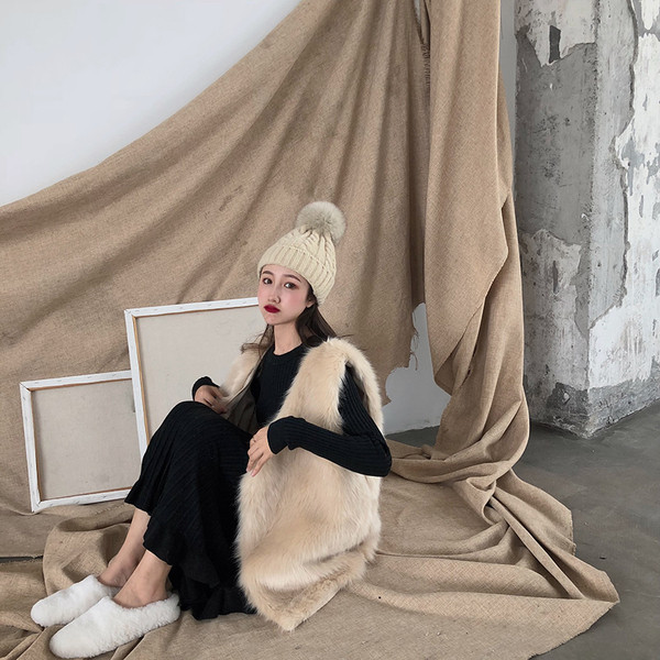 Vesta lunga din par artificial de culoare bej