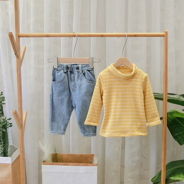 Modern csíkos gyerekblúz pólógallérral több színben fiúknak