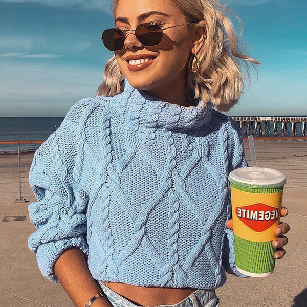 Κομψό γυναικείο πουλόβερ με ψηλό γιακά σε μπλε και άσπρο χρώμα