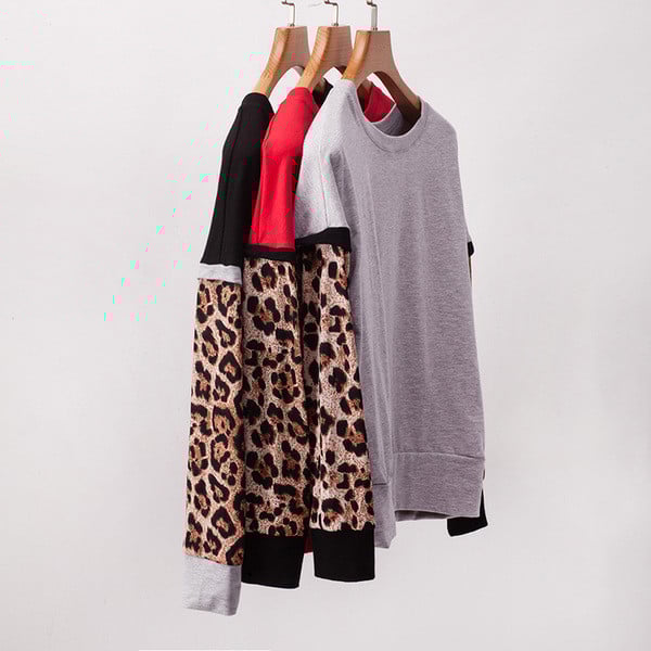 Καθημερινό γυναικείο πουλόβερ με ωοειδές ντεκολτέ και ζωικό μοτίβο σε τρία χρώματα