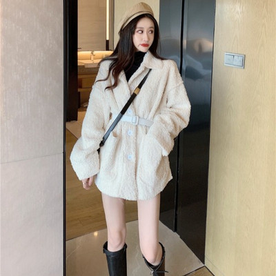 Μακρύ χνουδωτό παλτό με ζώνη σε άσπρο και μαύρο χρώμα