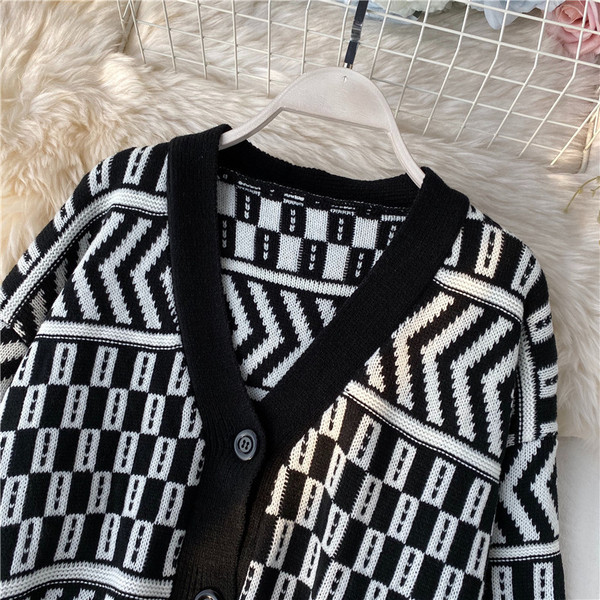 Ασπρόμαυρη ζακέτα με κουμπιά και λαιμόκοψη