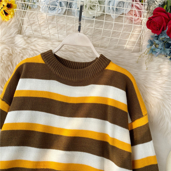 Μοντέρνο γυναικείο πουλόβερ σε δύο χρώματα