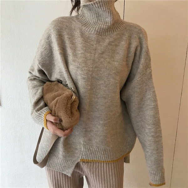 Pulover asimetric lung si lat in doua culori