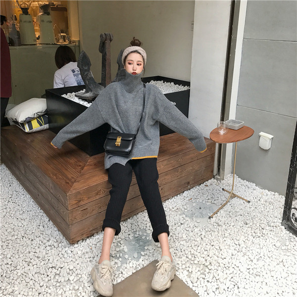 Pulover asimetric lung si lat in doua culori