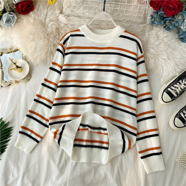 Pulover de dama in dungi cu decolteu oval in trei culori