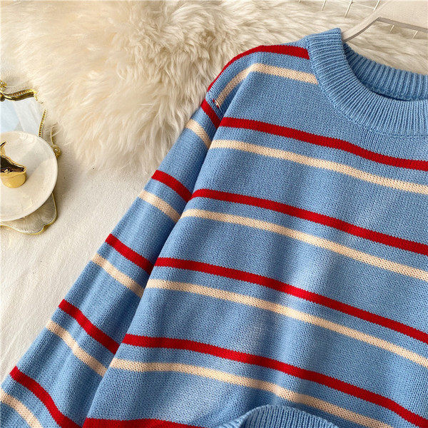 Pulover de dama in dungi cu decolteu oval in trei culori