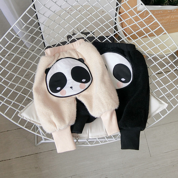 Μοντέρνα παιιδκά παντελόνια για αγόρια με μπεζ και μαύρο χρώμα με εφαρμογή