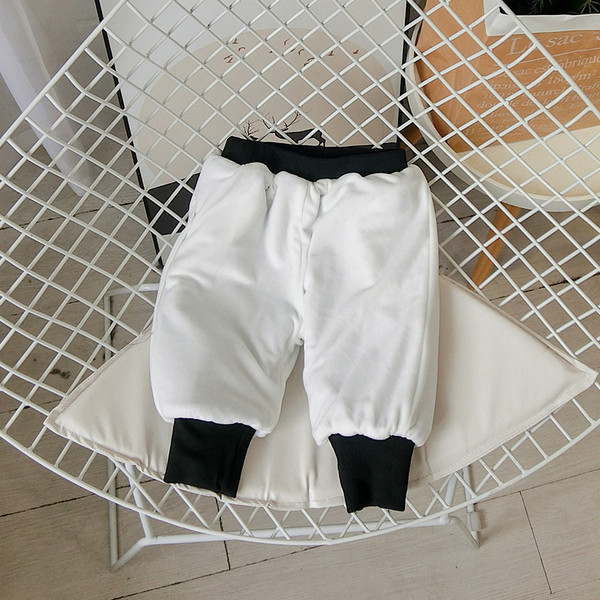 Μοντέρνα παιιδκά παντελόνια για αγόρια με μπεζ και μαύρο χρώμα με εφαρμογή