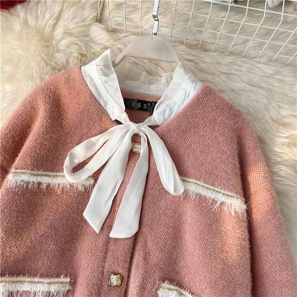 Palton de dama modern cu nasturi in alb si roz