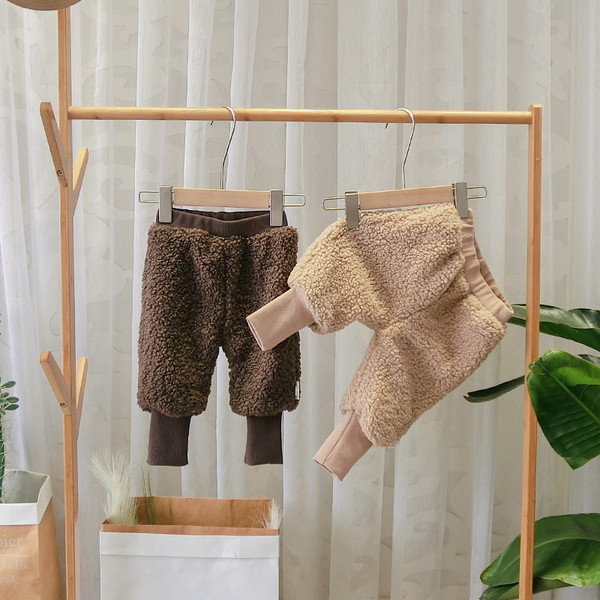 Új modell gyereknadrág fiúknak barna, zöld, bézs és fehér színben