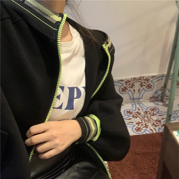 Γυναικείο φούτερ με φερμουάρ σε γκρι και μαύρο χρώμα