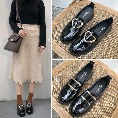 Γυναικεία μοντέρνα παπούτσια  με μεταλλικό στοιχείο σε μαύρο χρώμα