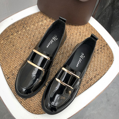 Γυναικεία μοντέρνα παπούτσια  με μεταλλικό στοιχείο σε μαύρο χρώμα