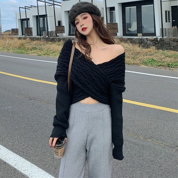 Γυναικείο πουλόβερ με γυμνούς ώμους σε μαύρο, μπλε και μπορντό χρώμα