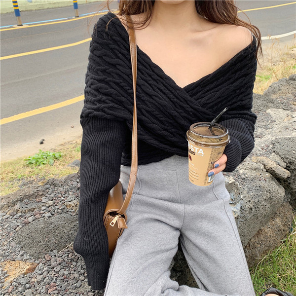 Γυναικείο πουλόβερ με γυμνούς ώμους σε μαύρο, μπλε και μπορντό χρώμα