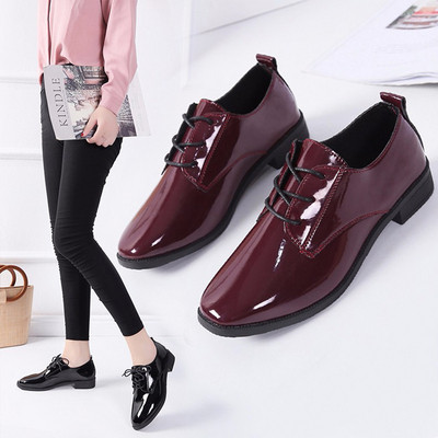 Μοντέρνα γυναικεία παπούτσια με  κορδόνια σε μπορντό και μαύρο χρώμα