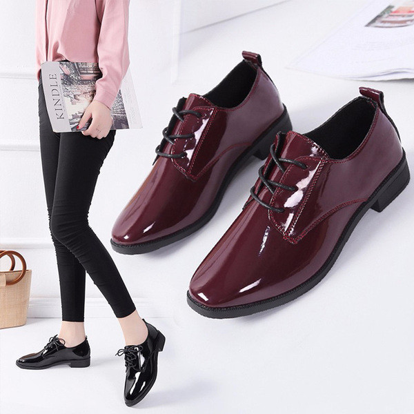 Μοντέρνα γυναικεία παπούτσια με  κορδόνια σε μπορντό και μαύρο χρώμα