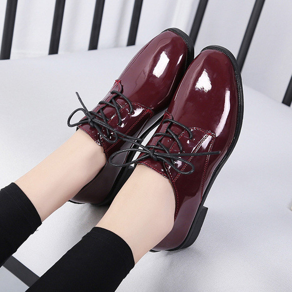 Μοντέρνα γυναικεία παπούτσια με  κορδόνια σε μπορντό και μαύρο χρώμα