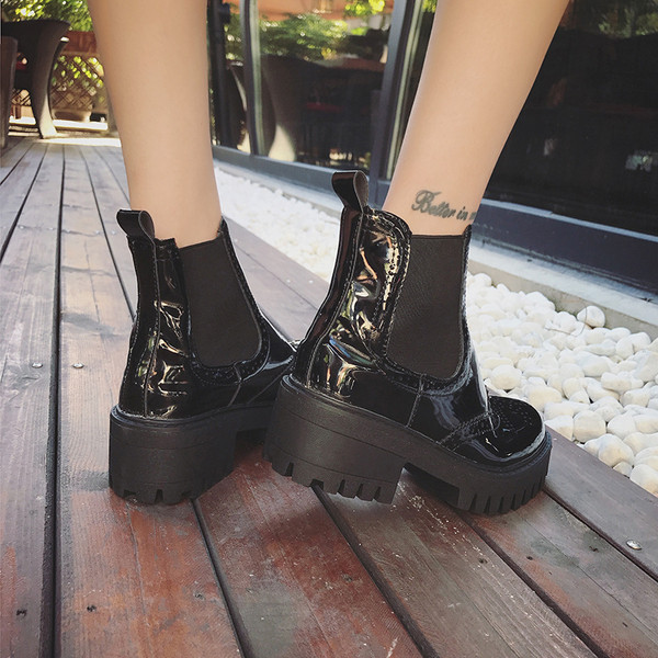 Cizme de dama stilate cu talpa aspra de culoare neagra - doua modele