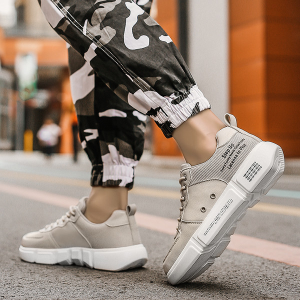 Adidasi moderni pentru barbati cu talpa groasa si sireturi in alb, bej si gri