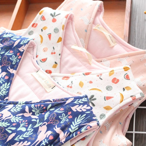 Model nou de vestă pentru copii cu model în albastru, roz și alb