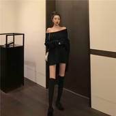 Pulover lung asimetric cu umerii goi in doua culori