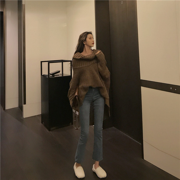 Pulover lung asimetric cu umerii goi in doua culori