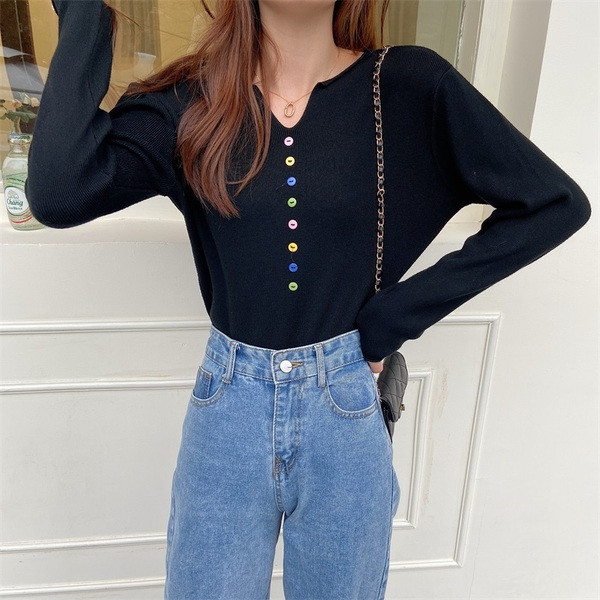 Bluză moale cu decolteu spitz cu nasturi colorați