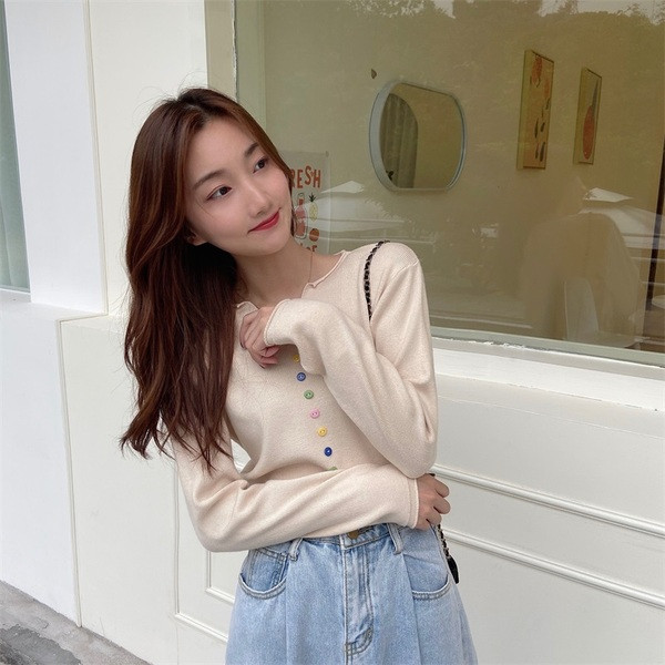 Bluză moale cu decolteu spitz cu nasturi colorați