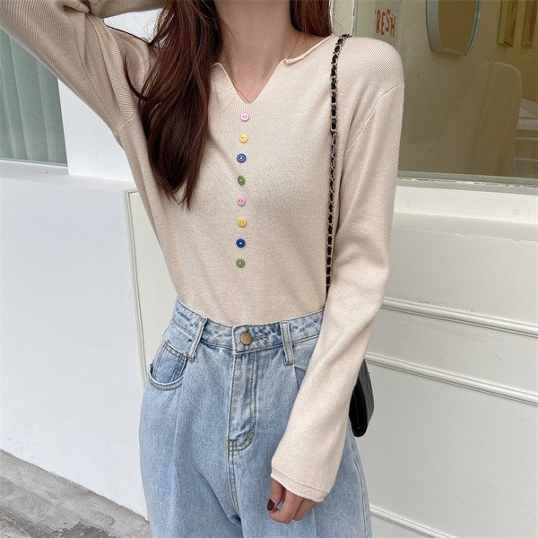 Bluză moale cu decolteu spitz cu nasturi colorați